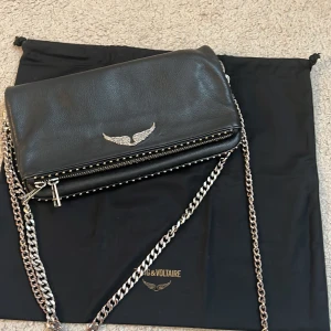 Zadig rock - Säljer denna superfina Zadig rock clutch som inte kommer till användning!! Köpt på Galerie Lafayette i Paris för ca 3 år sedan och just denna modell med nitar säljs inte längre🥰 förutom att några nitar tappat lite färg är den i superbra skick❤️❤️