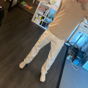 Replay Jeans - tvär feta vita replay jeans till sommarn, Skicket är näst intill perfekt och dem är riktigt schysst material:) storlek: W: 33 L 34   Originalpris: 1800kr.  Skriv om du har frågor!