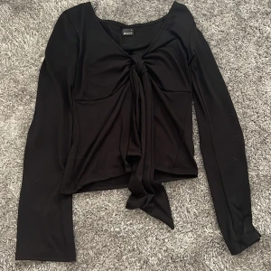 Gina tricot top  - Älskar denna men kommer inte till  användning just nu. Har använt den fåtal gånger så inga defekter eller slitningar, stl S.