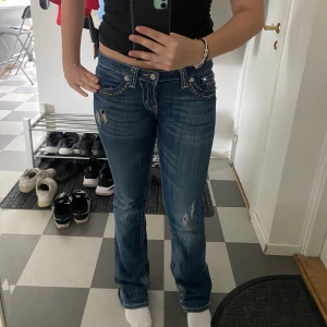 Bootcut miss me jeans  - Säljer mina jättefina miss me jeans som jag köpt second hand. Kvaliten är bra men en backficka saknar knapp (se bild). Hör av er för mer bilder eller om ni har frågor. Köparen står för frakten och tryck inte på köp nu direkt💕