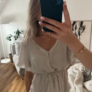 Blus - Så snygg blus som går att spänna vid midjan 💕