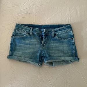 Lågmidjade jeansshorts  - Säljer dem då jag inte har någon användning av dem💗De har inga defekter och märket är Wrangler!