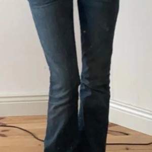 Ett par skit snygga khilla jeans som är låg midjade, säljer då de inte används längre de är lite slitna vid fötterna. Pris går att diskutera 💕