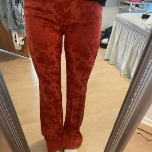 Mango byxor  - Jätte coola orange/röda byxor från mango, storlek 36 och passar perfekt på mig som vanligt vis har 36 i byxor och är 167!🧡🤘🏻