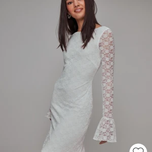 SPETSKLÄNNING FRÅN NELLY - Säljer denna jättefina slutsålda klänningen från Nelly, endast testad, lappen är kvar på klänningen. Storleken är M men hade även passat en S 💕säljer för att den inte satt som jag ville att den skulle på mig (Pris kan diskuteras vid snabb affär)