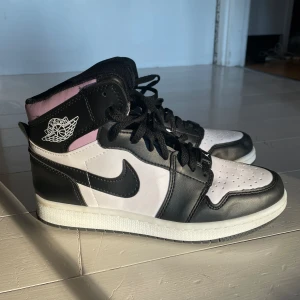 Nike air Jordan skor -  Supersnygga Nike air jordan i fint skick. Storlek 39. Kontakta gärna mig för mer information!💞 