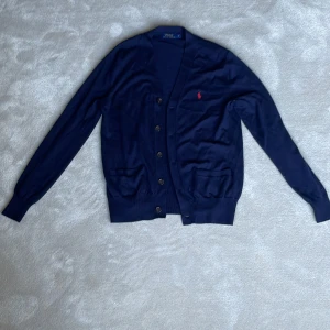 Ralph lauren cardigan - Märke: Ralph lauren Storlek: small (modellen är 182) Färg: mörkblå  Bra skick, använd en par fåtal gånger 
