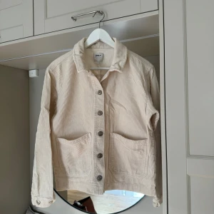 Manchester jacka - Säljer min off-white Manchester jacka från only.😊