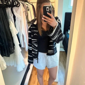 Teddy jacka - Jätte fin Teddy jacka ifrån H&M som har varit väldigt populär. Säljer den då den inte kommer till andvändning. Pris kan diskuteras 💞