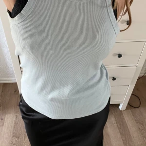 Ljusblått linne  - Jag säljer ett ljusblått basic linne från lager 157. Toppen är i ett fint skick och går både att klä upp och klä ner. 