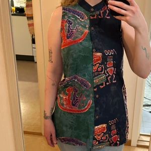 Blus med coolt tryck - Superhäftig blus/skjorta i 100% viskos 🌴🪲🍓🐦‍🔥🦋🫐 I väldigt gott skick, knappt använd alls! Storlek S.