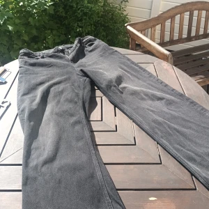 Svarta jeans - svarta jeans med storlek 32, passar dock upp till L storlekarna 