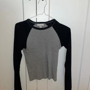 Tröja downtown - Tröja, knappt använd, bra skick. Storlek S. Köpt från asos, märke topshop. Priset är diskuterbart 💗