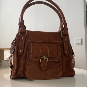 Läder väska - Bredd 30 höjd 24 djup 11 cm