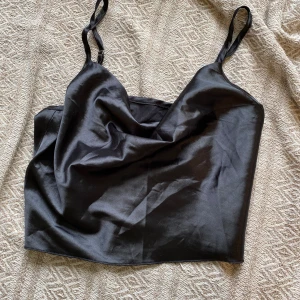 SATIN TOPP - kort satin topp, inga defekter