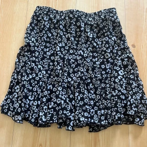 Kjol - Blommig kjol. Använd mycket men i väldigt bra skick. Köpt från Newyorker för några år sen. Storlek Xs. 