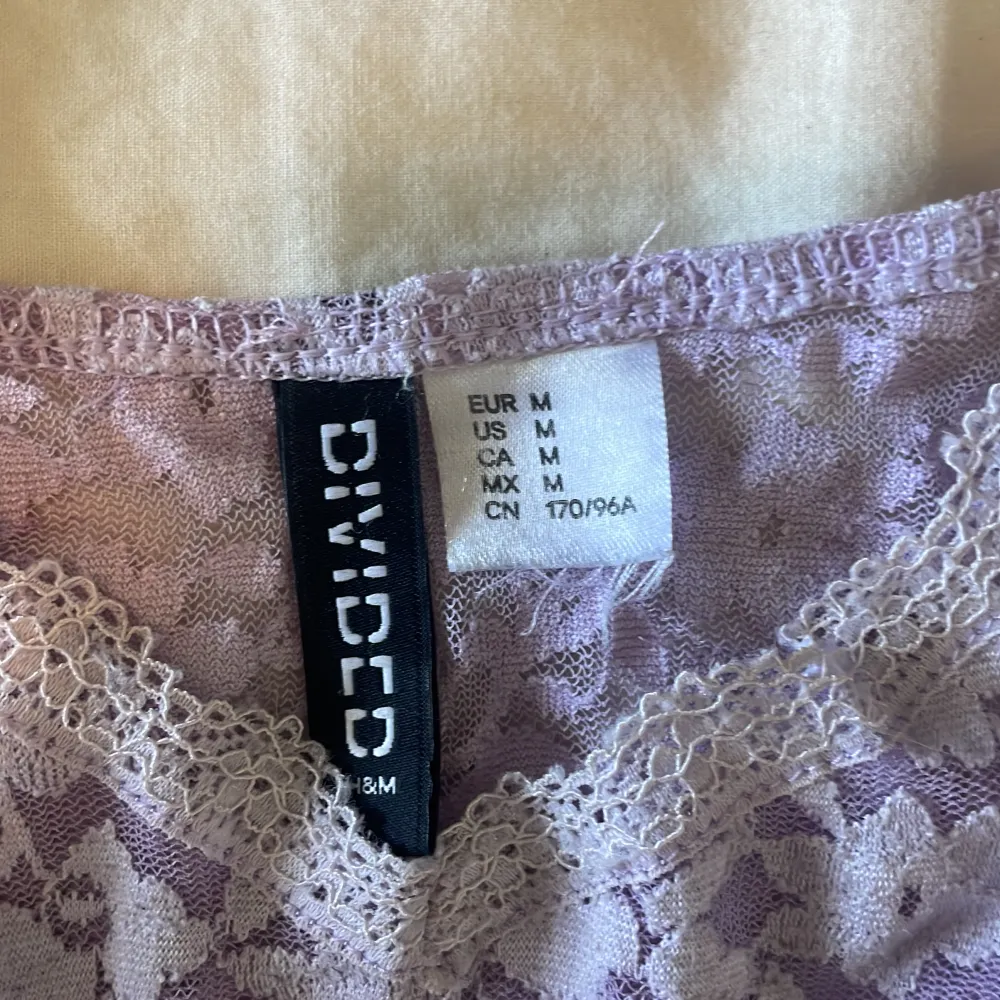 Ett spets linne från H&M i strl M, jättefin å gullig nu på sommaren. Den är ganska använd men ändå jättefint skick! Nypris: 149kr.  Säljer för 70kr!. Toppar.