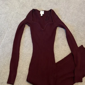 Långklänning  - En jätte fin röd klänning från hm har använt en gång.💗💗