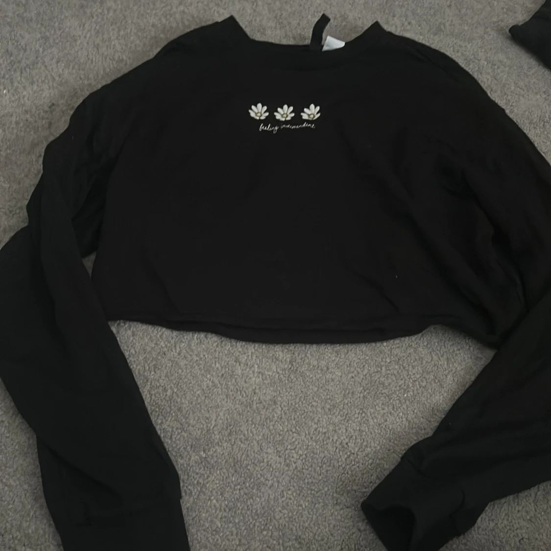 Svart croppad tröja