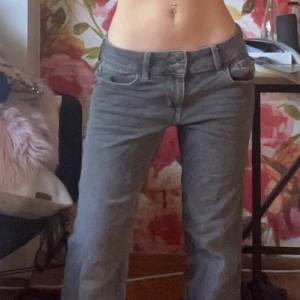 Low waist jeans - Low waist jeans som ej används längre. Är i storlek 38 men passar mig som har storlek 34/36 ish då materialet är väldigt stretchigt och mjukt 💕