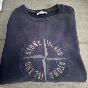 Stone tröja - Hej säljer min tröja pga att den inte passar. Det är storlek L. 