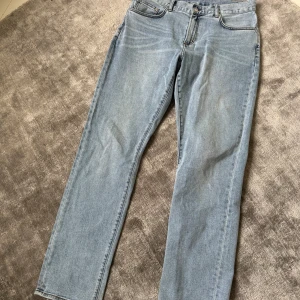 Blå jeans Regular fit - Blå jeans i regular fit från Brothers i strlk W32 L32