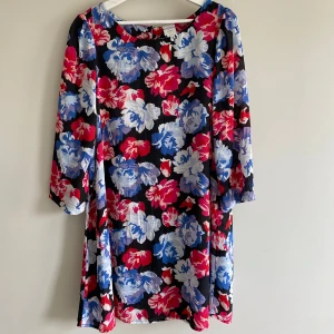 Klänning blommig Monki - Längd: midi/ strax över knäna om man är 170cm