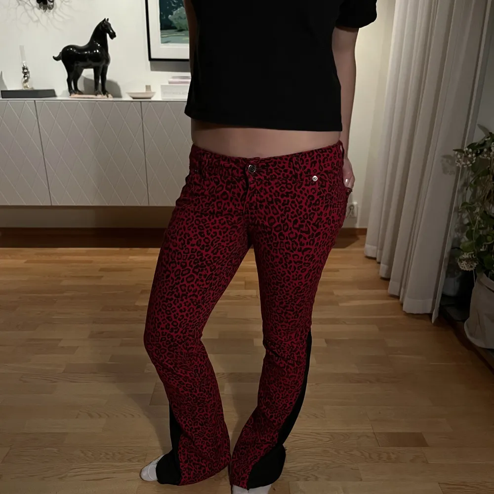 Säljer mina jättefina röda leopard jeans.❤️🐆. Jeans & Byxor.