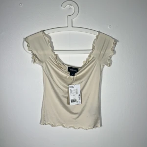 Creme top - Helt ny, etikett kvar.  Världens skönaste material. Sitter så fint.  Nypris 150