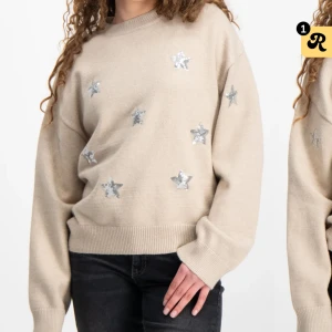 Gina tricot tröja - säljer en fin beige tröja med silver stjärnor från Gina Young. Storlek 164 men passet perfekt på mig som bär storlek xs/s