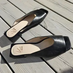 Mycket fina sandaler i äkta skinn från K.Cobler. Använda vid ett tillfälle. Normal i storlek. Nypris 899 kr.