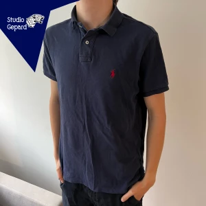 Ralph Lauren Pike - Ralph lauren piké i mesh tyg | Skick: 8/10 | Strl M | Pris 399kr | Modellen är 182cm | Hör gärna av dig vid frågor eller funderingar!