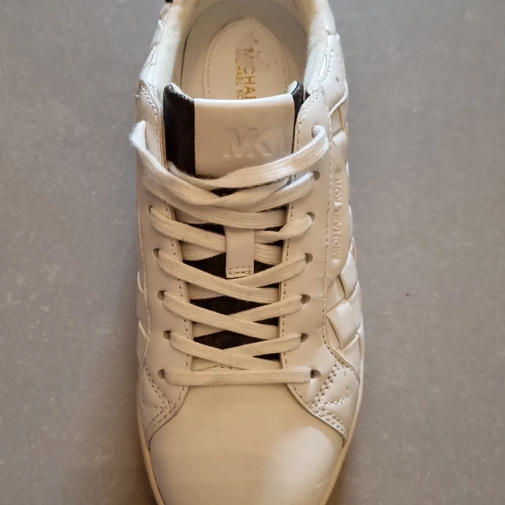 Äkta Michael kors sneakers 37 i fint skick,  använd 1 gång ,säljer pga fel storlek . Skor.