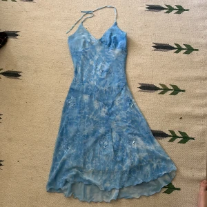 Sommarklänning - Fin. Men den har hängande trådar. Därav lågt pris. Behöver lite kärlek. Tycker inte den är så fin som på bilen dock om jag ska vara helt ärlig. Dont be lurade Varning för armhålehår 