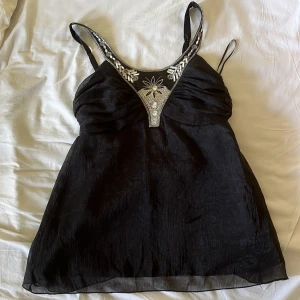 Sommartopp  - Cool. Säljer pga passad einte mig helt. Står storlek tolv i. Vetefan vad de innebär. Men skulle säga de är en M 💪