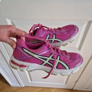 Asics löpskor  - Asics gt- 1000 löparskor i strl 37. Aldrig använda i princip. 