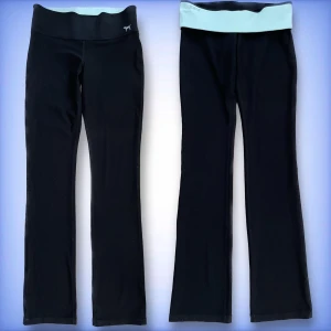 Victorias secret PINK yoga pants - Ett par jätte fina PINK Yoga pants i ett jätte fint skick, man kan vända dem ut och in och välja sida. Hör av dig ifall du har frågor!💙😊 