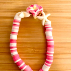 Pink Beach Flower🥥💓 - Här får du ett fint armband med en super preppy blomma på!🌈 Väldigt elastisk trådbackar funkar för alla storlekar, går också att göra i andra färger!💐