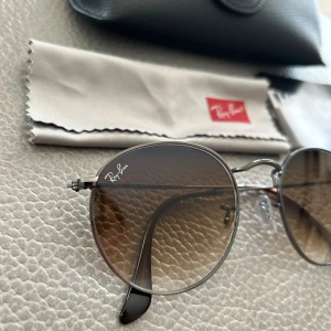 Ray-Ban  - Använd max två gånger, alltså som nya! 
