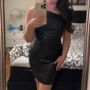 Skinn klänning  - Säljer den här otroligt snygga klänningen från mango. Använd endast en gång. Säljer för 400 men köpt för 600. Storlek M men passar även som S 