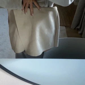 Kjol/Shorts - Från Zara men köpt på vinted, säljer då dom satt dåligt på mig, fint skick 