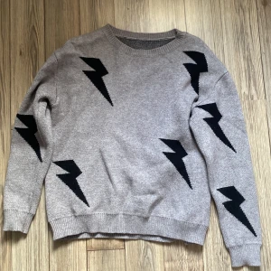 Stickad tröja 💘 - Tjock och skön stickad tröja med blixtrar på sig ⚡️Storlek S 💘 den är grå/beige