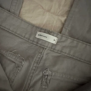 Cargobyxor gråa 34 - Ljusgrå cargobyxor från Gina tricot i storlek 34 använda fåtal gånger passar inte längre så därför säljer jag dom:) Köpta för 499:)