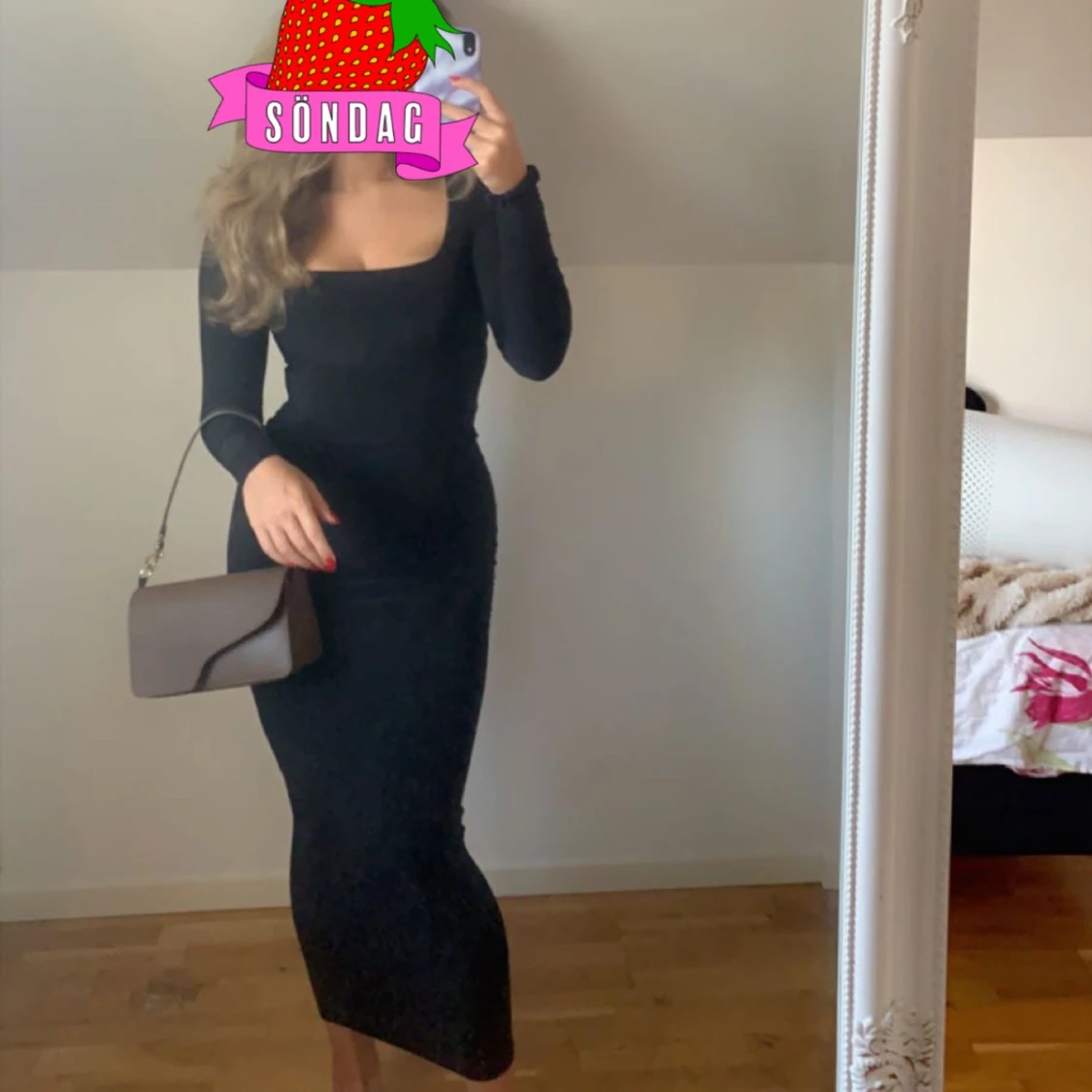Hourglas svart klänning  - 90
