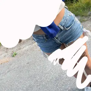 Säljer dessa jättefina jeansshorts då dom är försmå för mig, dom är även på bilden lite små. men dom är i relativt bra skick och vädligt söta till sommaren. 