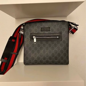 Gucci Messenger bag - Säljer en jättefin gucci messenger bag, kom privat för mer info