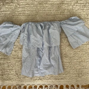Blå vit randig off shoulder - Använd fåtal gånger, i mycket fint skick! 