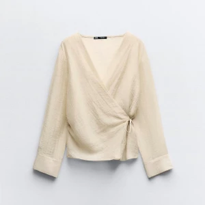 Blus zara  - Jättefin omlott blus med knytning från zara! Så Nice till sommaren. Nypris 389, helt oanvänd med lappar kvar!