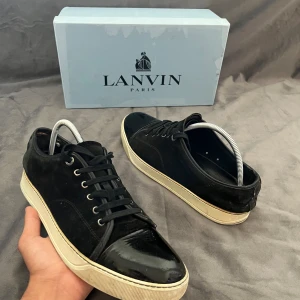 Lanvin skor  - Säljer ett par riktigt feta lanvins i storlek 45-46 för endast 1749. Det finns lite defekter inne i skon och baksidan vid sulan men inget allvarligt. Box ingår👍
