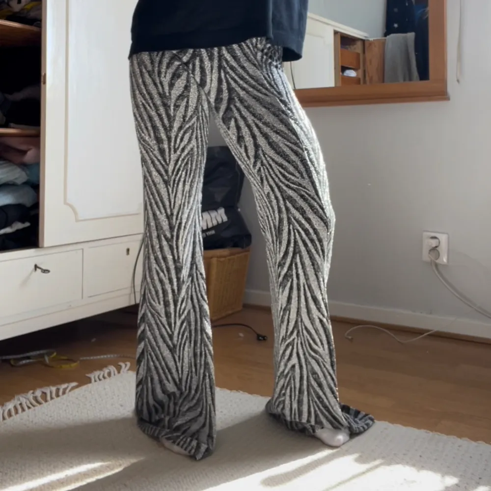 supersnygga zebrabyxorna som tyvärr är för långa! storlek M men passar mig som bär S!💞💞. Jeans & Byxor.